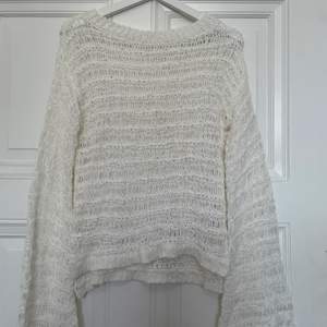 Snygg stickad vit tröja med vida ärmar. Från Lottie & Holly. Perfekt till våren och sommaren ☀️ Pris inkluderar frakt. 