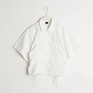 Gina kortärmad skjorta XS - Helt oanvänd, endast testad. Storlek XS men lite oversize passform.