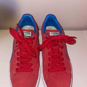 Röd/blå puma suede - Röda puma med blå detaljer, använt dom en gång. Säljs pga för små