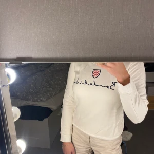 två Bondelid tröjor i strl S - Två tröjor som tyvärr inte kommit till någon större användning, bägge två i strl S. Säljer bägge två för 300kr. Nypris sammanlagt 1100kr.