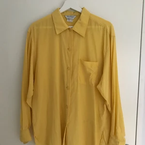 Max Mara skjorta/blus - Vintage blus/skjorta från lyxmärket Max Mara. 100% silke. Fint skick förutom den lilla fläcken - se bild 3, inget man noterar. Den var så när jag köpte den.   Storlek 44. Sitter som en herrstorlek S.   Mått: Axlar - 50 cm Armhåla till armhåla - 52 cm Längd - 72 cm