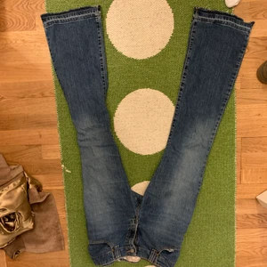 Levis 525 bootcut, lågmidjade  - Så fina trendiga jeans. Köpta för 550 kr på pop boutique. De är lågmidjade och utsvängda nedtill. Jag har fält ner kanten då jag föredrar lite längre byxor. Jag är 168 som preferens och stroleken är US 8 dvs 38/S/M (ignorera fläcken på byxbenet den ska givetvis tvättas bort) ❤️