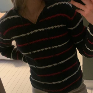 Tröja  - Säljer super skönt stickadtröja i mörkblå med mönster✨