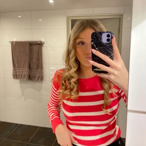 jättesöt röd-vit randig tröja från H&M - fint skick🤍❤️ pm för frågor/fler bilder