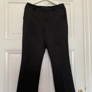 Snygga kostymbyxor  - Snygga och bekväma kostymbyxor med vida ben från BikBok i storlek 42. Höga i midjan och sitter snyggt på. Använda ett fåtal gånger. Fri frakt ✨