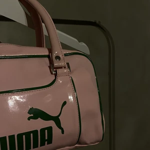 liten väska 💖🌸🎀💄🦩👛💕 - liten väska, Axel väska, puma, läderimiterad, retro, pris kan diskuteras 