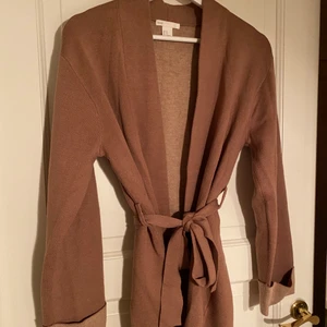 Brun mysig kofta - Sparsamt använd brun fin kofta med knytning runt midjan 🌼 ansvarar ej för postens slarv