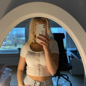 Vit topp - Vit ribbad topp med knappar. Superfin. Skickar fler bilder vid intresse.💕