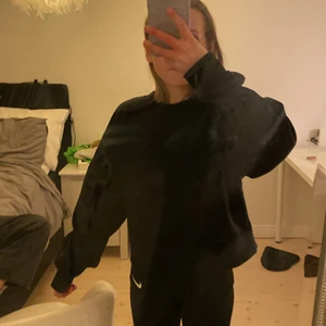 Kommer ifrån zara - En switshirt tröja i färgen svart lite cropad 💗