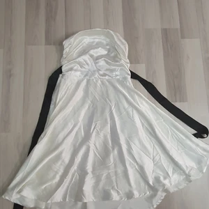 Klänning axelbandslös stl 36/38 - Klänning axelbandslös stl 36/38