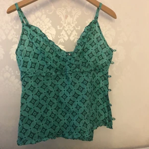 Y2k topp - Så söt 90’s topp som man knäpper på sidan av magen, älskar den men har inte kunnat bära upp den tyvärr.. Helt felfri och fläckfri! Jag möts upp i centrala Uppsala eller skickar mot fraktkostnad, kontakta mig vid frågor eller fler bilder🥰😊