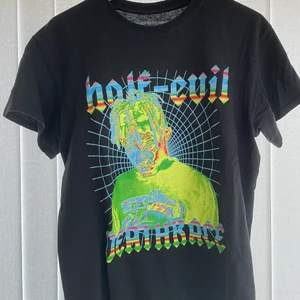 Juice Wrld Europe Tuor Merch T shirt - Hej! Säljer min Juice Wrld Europe Tour Tshirt som jag köpte på hans Smash Konsert sommaren 2019. Kontoutdrag (köpbevis) med namn på konsertshoppen finns. Storlek Medium. Jag har använt tröjan lite hemma men skicket är i princip som ny! Jag brukar acceptera bud om dom inte är för låga så försök buda. Fraktar gärna och det kostar 60 kr. Som ni ser på sista bilden hade han även denna t shirt på en av sina konserter!!