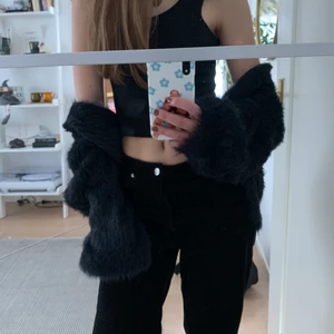 Svart snygg topp - En svart snygg topp i storleken S med v-ringning som passar till allt💕 Köpt på BikBok och har knappt används. 