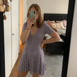 Somrig klänning från Pull & Bear  - superfin blommig klänning från Pull & Bear. Sparsamt använd och i nyskick. Storlek S men mer som en xs. 