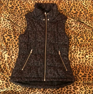 Väst leopard - En tjock väst i leopardmönster!!!