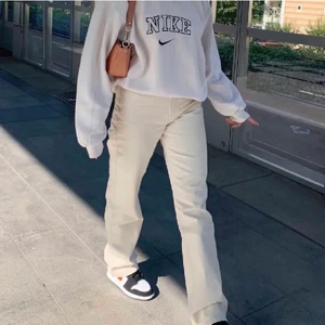 Beigea jeans från weekday - Ett par fina beiga jeans från weekday i modellen rowe! Säljer då de sitter lite för löst på mig i midjan, annars jättefin modell och färg. Inga defekter💓 kom privat för fler bilder eller mer info!💓Jag är 165cm 