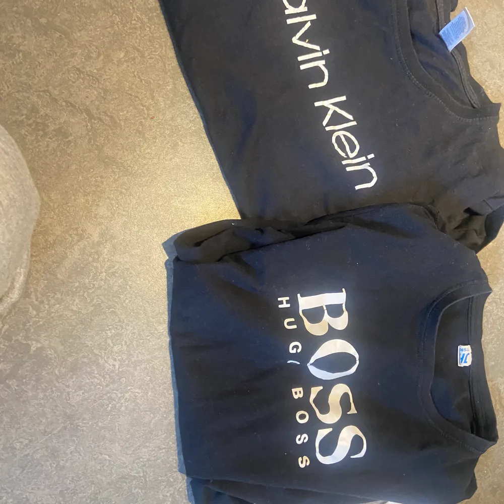 Säljer nu två par fake tröjor då jag inte använder dom köp båda för 60kr eller 35kr st (pris kan diskuteras) . T-shirts.