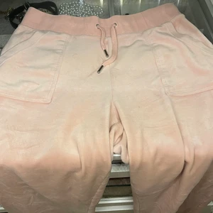 Juicy couture byxor - Dem är ljusrosa i storlek s men stora i storleken så skulle säga att dem passar en m med, sparsamt använda och inte trasiga på något sätt, säljer för att dem inte kommer till användning 💖💖 är även intresserad av ett byte, svart, mörkblå eller vit 