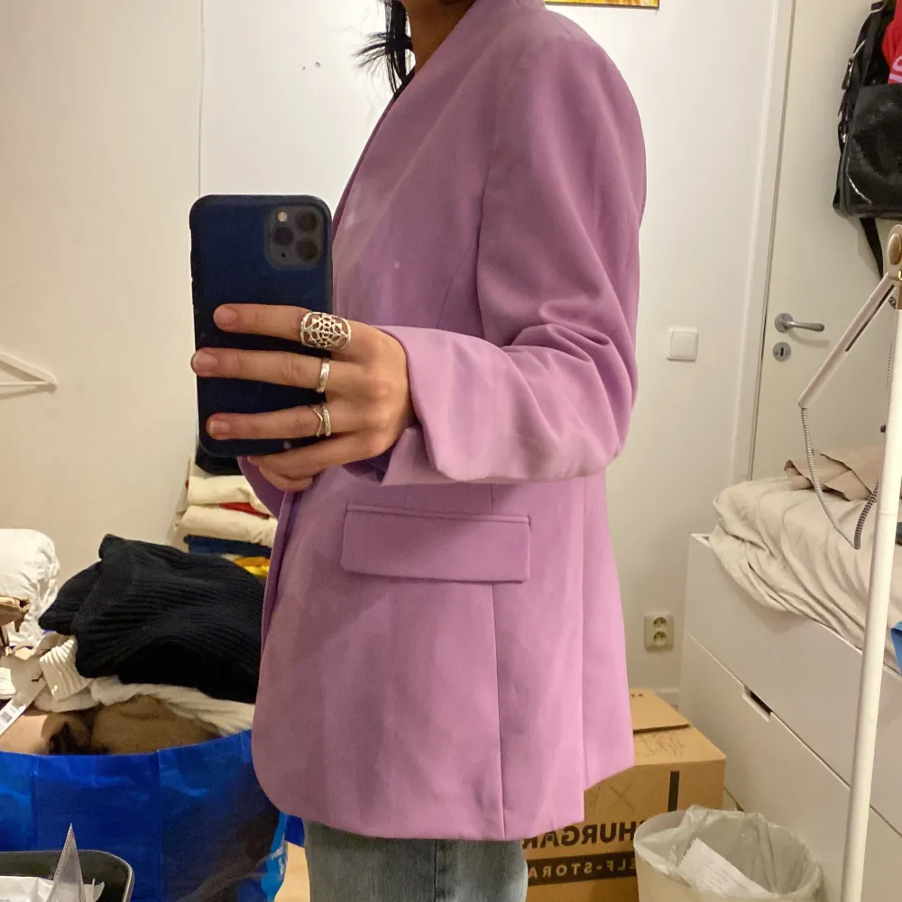 Säljer min lila kavaj från Zara i storlek XL! Knappt använd så kavajen är som ny, säljer den för 200kr!. Kostymer.