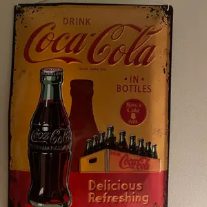 Coca cola skylt köpt på plick i vintage 