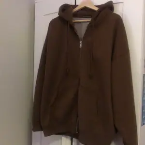 Brun oversize brandy Melville hoodie, har knappt använt (den är lite tung) 