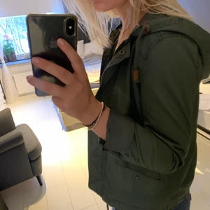 Vårjacka  - Grön jacka från märket only. Köpte den för ett par år sedan och tror inte jag använt den en enda gång så den är i mycket bra skick. Den har alltid varit lite för liten därav inte använts. Jackan är i xs! Den har även en luva som man ser på sista bilden. Perfekt jacka till våren 👼🏼👼🏼