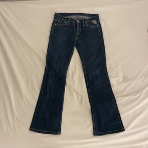 Replay jeans - Vintage lågmidjade replay jeans! Dessa sitter jättebra på men är liite för små tycker jag, annars jättefint skick. Köpte de här på plick. Köparen står för frakt💙💙💕