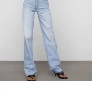 Ett pr blåa jeans ifrån zara, använda Max 2 ggr då de är för små för mig❤️