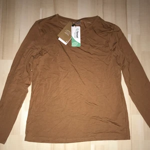 Tröja - Denna snygga tröja har fortfarande kvar prislappen. Har aldrig kommit till användning. Ny skick. Väldigt tunt och skönt matrial. Kontakta mig för fler bilder. Pris kan diskuteras! 