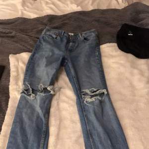 Säljer nu mina zara jeans då dom är för stora på mig... jeansen är i ett mycket fint skick!🤩