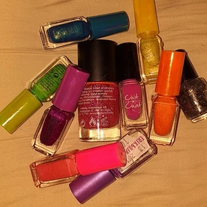 Färgbomb med nagellak  - 5 kr st eller alla för 30 kr + frakt. Frakten beror på hur många du köper men från 12 kr till 24 kr ligger det på.     Tre rosa, ett grönt, två lila, en Orange, en gul, en blå o en grå glittrig