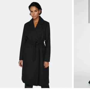 SÖKER SVART BIKBOK KAPPA - SÖKER!!!! Denna svarta kappa från bikbok i modellen ’Trixie’ i storlek S eller eventuellt M, hör av dig om du vill sälja!!