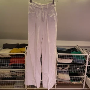 Linnebyxor - Linnebyxor från Zara i storlek XS men hål på knäet!❤️❤️