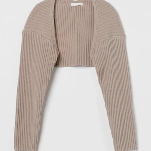 Cardigan - Säljer denna ASSNYGGA och TRENDIGA cardigan från hm. Aldrig använd dock medföljer inte prislappdärav. Stl M men funkar till vilken stl so helst i stort sätt! Ord pris är 199kr och jag säljer för 109kr!❤️❤️