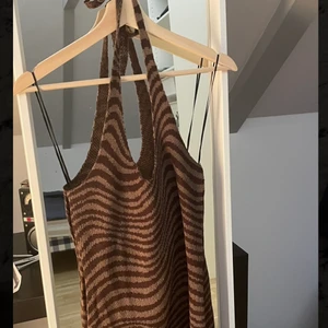 Stickad klänning  - En brun stickad klänning från hm i storlek S. Endast använd en gång. Kan mötas upp i Malmö/ Lund området annars står köparen för frakten. 