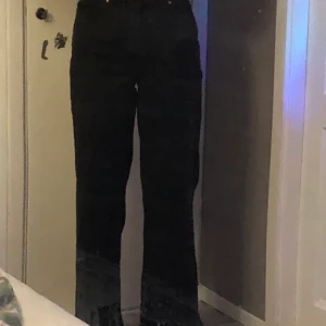 Svarta jeans - Svarta jeans från H&M alldrig använda bra längd i benen för folk runt 170 kostade ca 350 kr när jag köpte dom