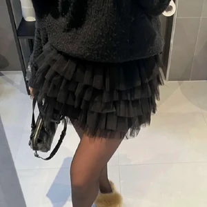 Kjol - Säljer denna skit snygg volangkjol som jag köpte på plick, den va För lite för mig i midjan tyvär😢 så kommer sälja den.  (Budet ligger på 300kr) storlek: Xs/S