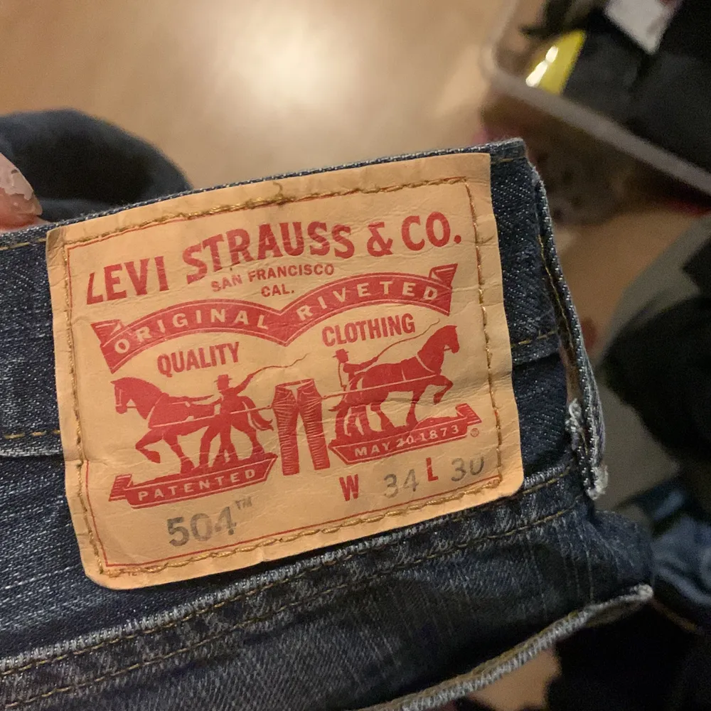 Säljer ett par jeans som jag fick utav pappa men dom är förstora för mig, så inte använda sen 5-10 år tillbacka kanske.. Jeans & Byxor.