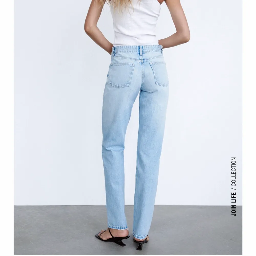midrise jeans från zara i storlek 34 som inte kommer till användning då dem tyvärr är för små, knappt använda säljer för 200+ frakt💕. Jeans & Byxor.