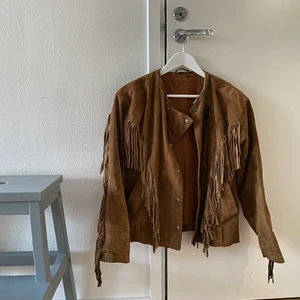 Mockajacka med fransar - Älskar jackan! Perfekt till våren. Så mycket karaktär. Kommer dock inte till användning längre. Har tagit kort på den lilla skråman på insidan vid lappen, men det är inget man tänker på⭐️  