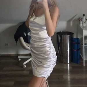 Silkesklänning vit - Aldrig använd! Först till kvarn