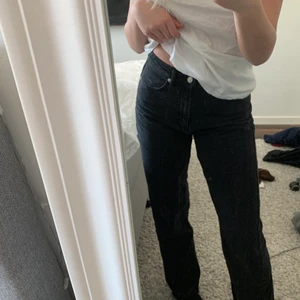 Svarta jeans - Svarta raka jeans från NA-KD i strl M 