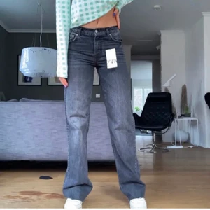 Zara Mid waist straight - Säljer dessa (slutsålda) jeans ifrån zara. Prislapp kvar, storlek 36 normal i storleken. !inte min bild på 1!