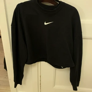 Nike tröja  - Svart Kort Nike tröja ,justerbar midja 