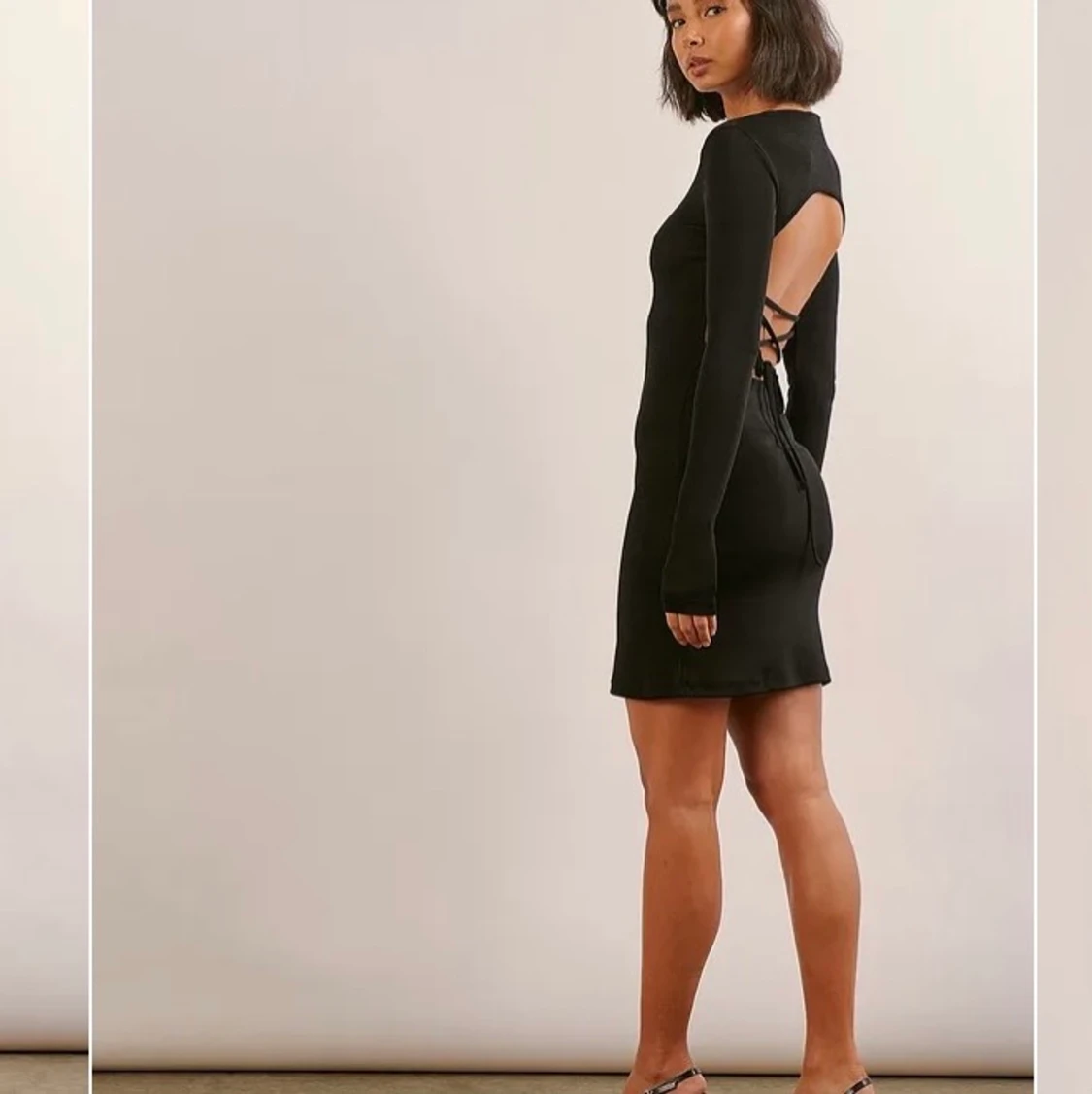 Klänning med öppen rygg