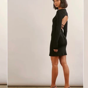 Klänning med öppen rygg - Köpt från NAKD, Storlek S. Aldrig använd och har lapparna på sig🥰