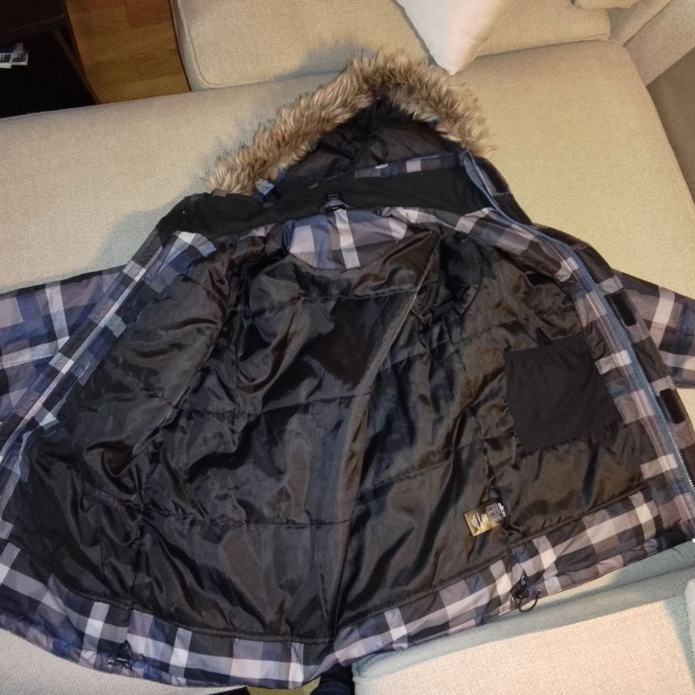 Märket på vinter jackan är ellos, färgen: mönster färgad, jackan är använd i gott skick och har inga skador eller fläk. Jackans funktioner: päls luva, knapp fickor & inneficka. Jackan håller om varm och bra inför vintern. . Jackor.
