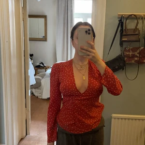 Realisation par blus XS - Röd blus med vita småstjärnor från realisation par i storlek XS nypris ca 1500kr (utgått sortiment). Går att knyta o bära på flera olika sätt.