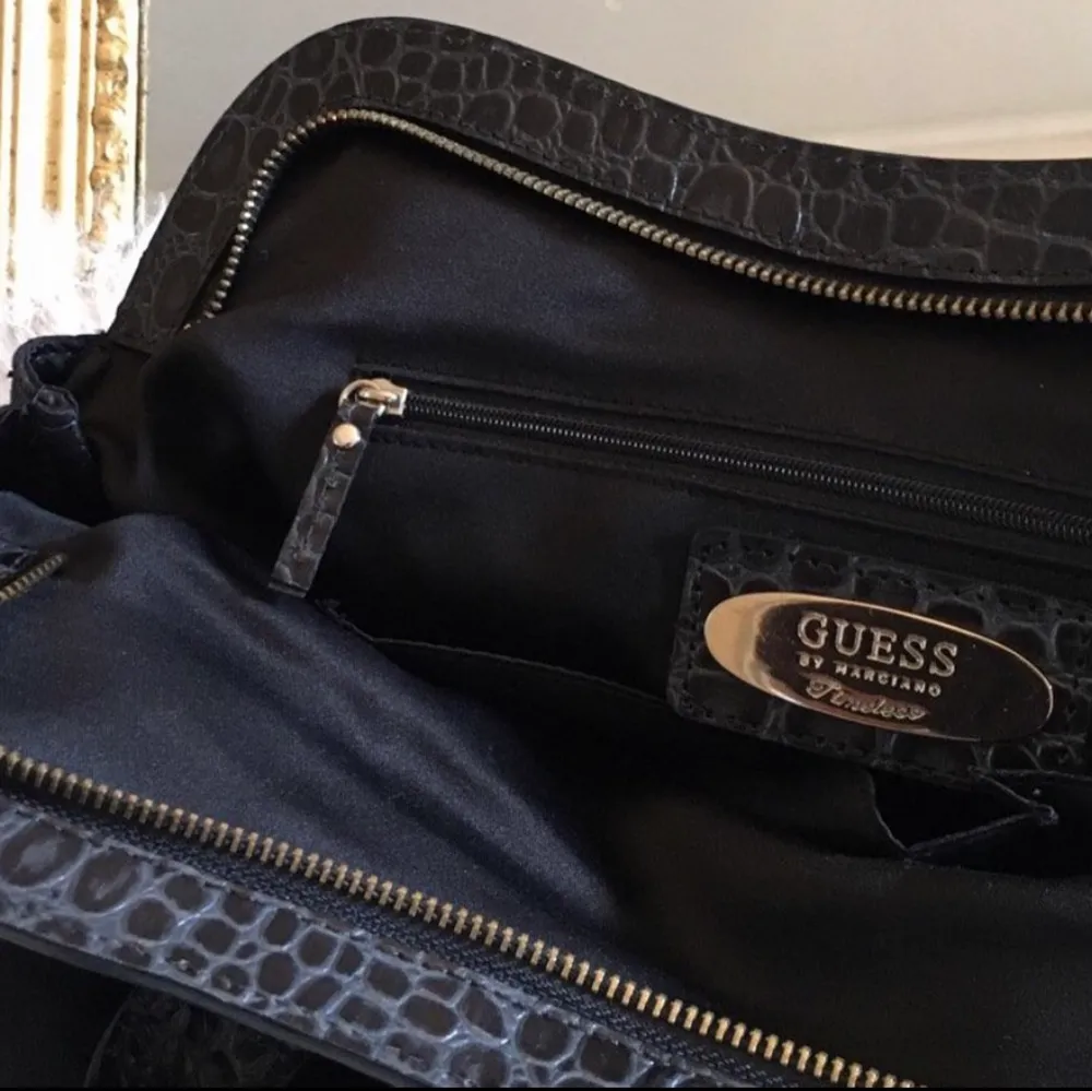 Klassiskt vintage-looking väska som kan stylas ihop med allt från Guess! använd bara 1-2 gånger 👜💞  Säljes för 250🏷. Väskor.