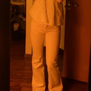 Beiga jeans (mid waist) - Säljer mina super snygga mid waist jeans från asos, helt nya! (nypris 350)🥰🥰